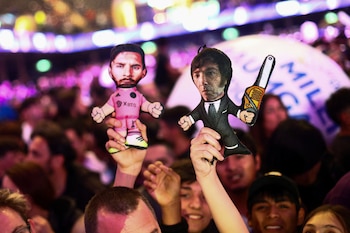 Muñecos de Lionel Messi y Javier Milei