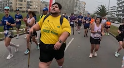 Pesaba más de 300 kilos, bajó 100 y completó el Maratón de Europa con bastón y a su propio ritmo