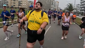Pesaba más de 300 kilos, bajó 100 y completó el Maratón de Europa con bastón y a su propio ritmo
