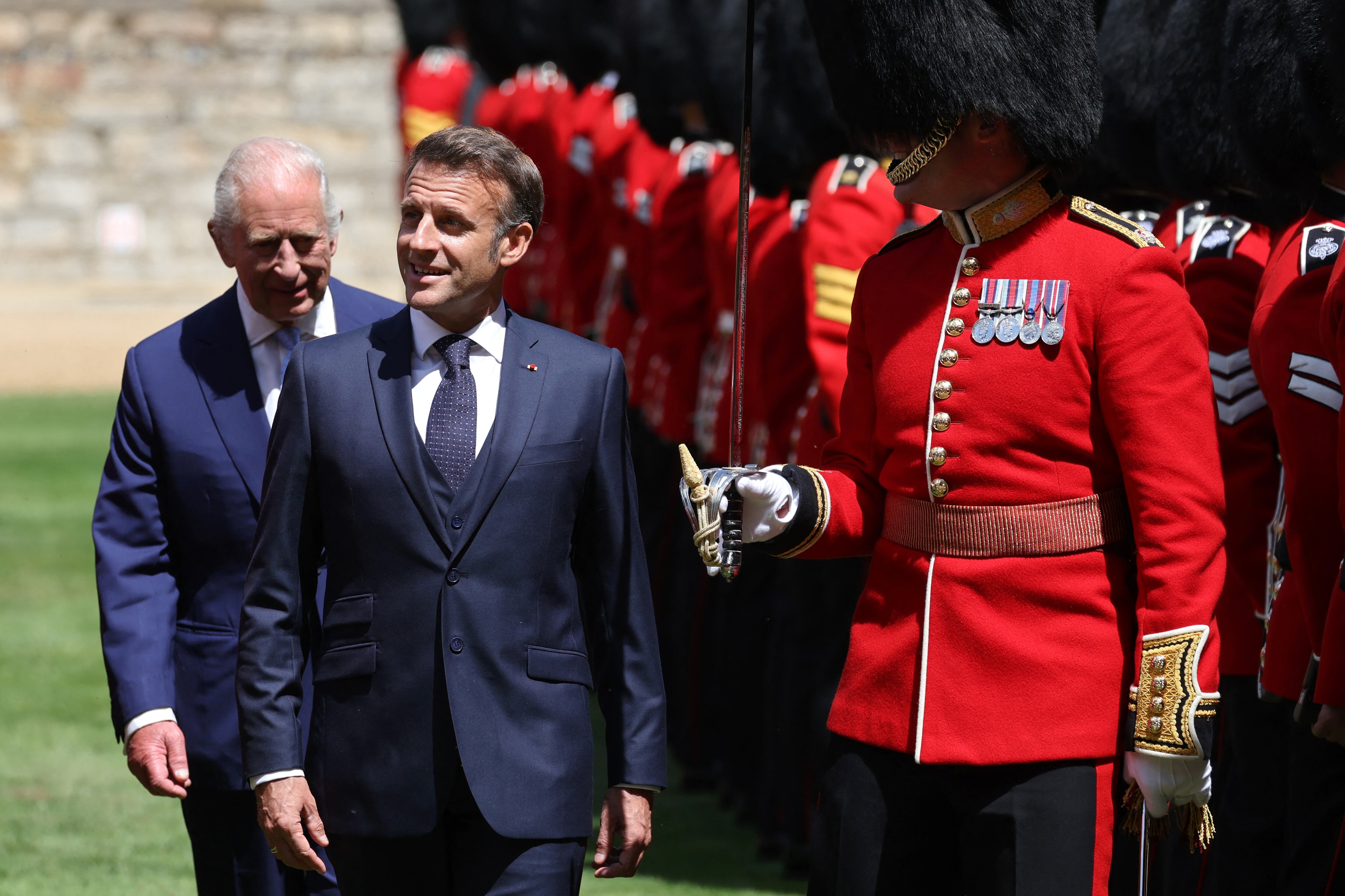 El rey Carlos III y Emmanuel Macron de Francia en el castillo de Windsor, en el primer día de la visita del presidente francés a Gran Bretaña (Foto: Ludovic Marin/Pool / AFP)