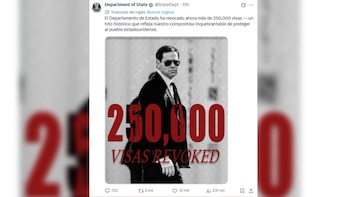 Captura de una publicación de red social con texto en español y un cartel en blanco y negro con la frase en inglés 250,000 VISAS REVOKED