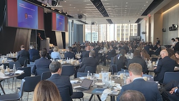 Unos 400 asistentes e inversores