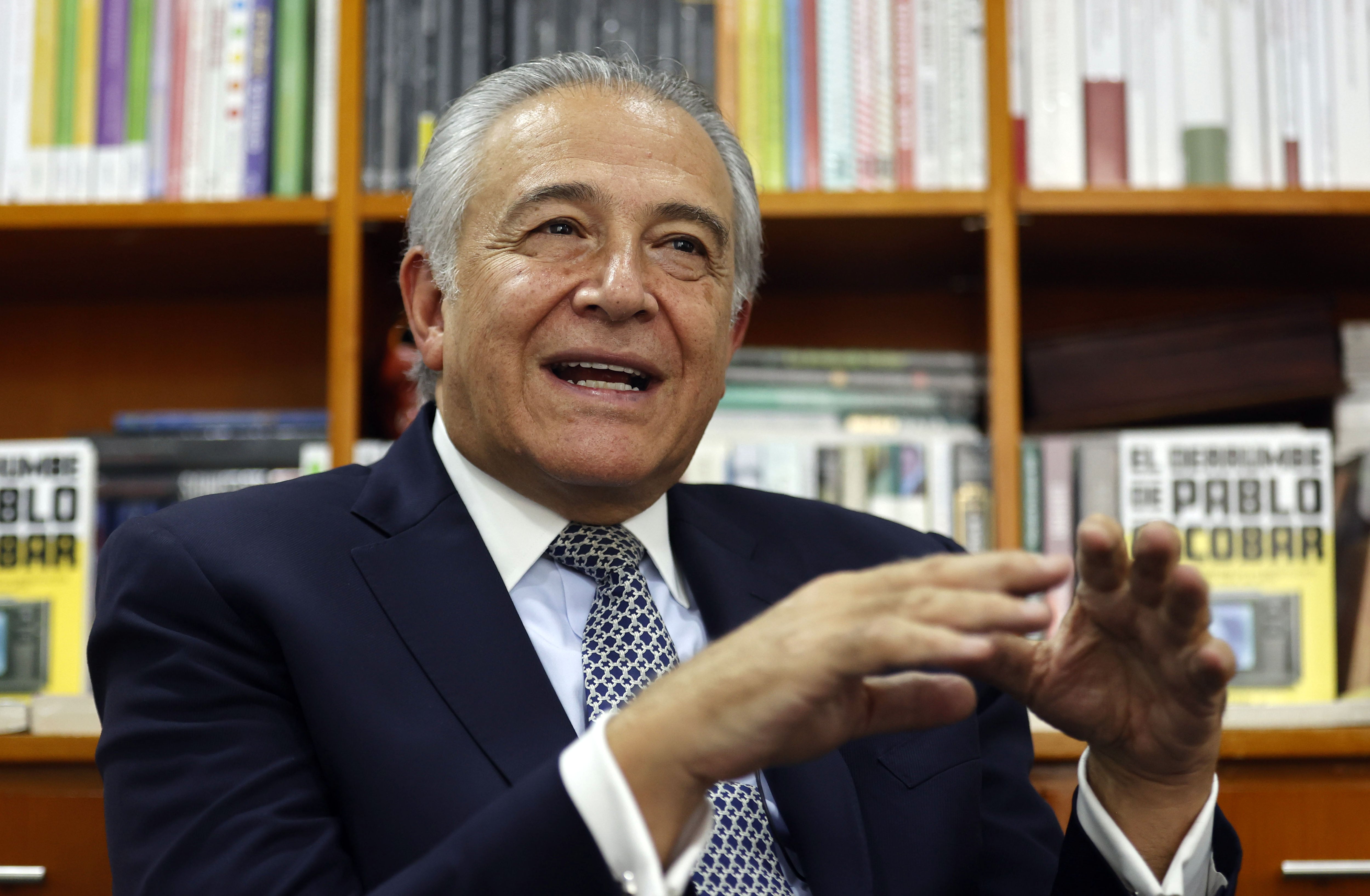 Óscar Naranjo, general retirado, afirmó que De La Espriella defendió a múltiples criminales perseguidos por la Policía Nacional - crédito Mauricio Dueñas Castañeda/EFE