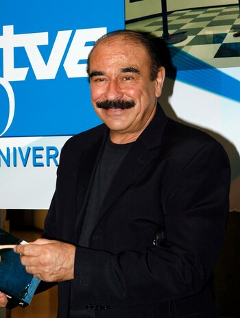 El director y realizador chileno Hugo Stuven ha fallecido este sábado a los 80 años, según fuentes cercanas a su familia. En la imagen, Stuvens en una imagen de archivo durante la presentación de un libro con motivo del 50 aniversario del nacimiento de la televisión en España en 2006. EFE/José Huesca/Archivo