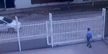 El vehículo aceleró de forma