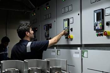 Las pruebas eléctricas de la barcaza terminarán esta semana. (REUTERS/Vicente Gaibor)