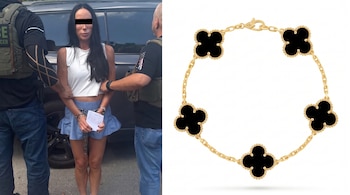 El accesorio observado en la escena de la detención parece coincidir con un modelo Vintage Alhambra de Van Cleef & Arpels valuado en más de 100 mil dólares. (Especial)