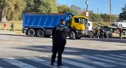 Descontrol en Saavedra: un camionero dio giros durante 30 minutos, cortó todo el tránsito, chocó y fue detenido