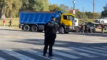 Descontrol en Saavedra: un camionero dio giros durante 30 minutos, cortó todo el tránsito, chocó y fue detenido