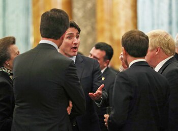 La princesa británica Ana conversa