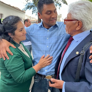 Santos Clemente Vera junto a