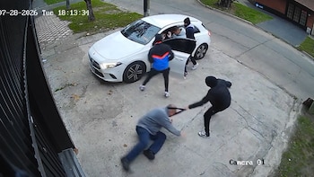 Detuvieron a dos adolescentes de 16 y 17 años tras robar un auto y huir de la policía en Lanus