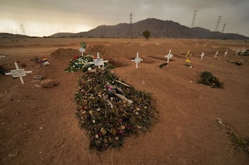 Tumba de una víctima de COVID-19 cubierta de flores en el cementerio El Centinela en Mexicali (Foto: Víctor Medina/EUTERS)