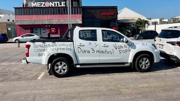 Pintan camioneta de infiel en