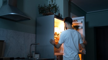 Ansiedad por comer: causas, síntomas y cómo evitar el hambre emocional