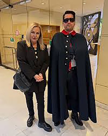 Dos hermanos atacaron a Jorge Olivares (PDG), conocido por llegar disfrazado como Augusto Pinochet al Congreso