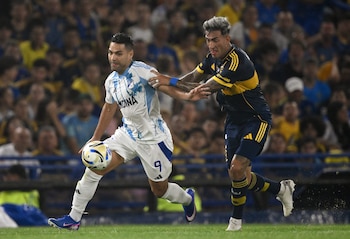 Falcao peleando el balón ante