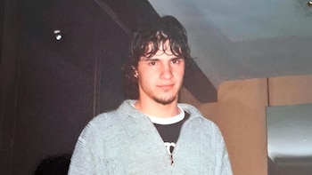 “Fui a vivir a la calle y sentí paz”: el niño que cenaba té con chizitos, sufrió violencia doméstica y se convirtió en periodista