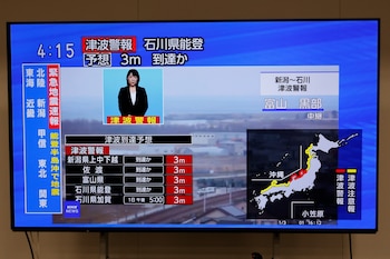 Una pantalla muestra la noticia de una alerta de terremoto y tsunami en la prefectura de Ishikawa, en el centro de Japón.