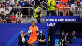 El defensa neerlandés Nathan Aké se va del Manchester City y ficha por el Fenerbahçe