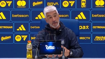 “¿A quién querés que ponga, a mi vieja?”: el tenso cruce de Omar De Felippe con un periodista tras la derrota ante Boca