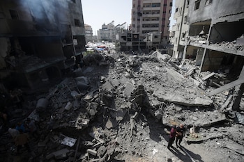 Personas revisan la destrucción tras