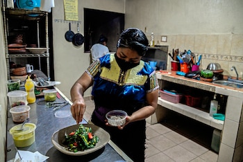 La chef indígena tzotzil Claudia Albertina prepara un plato el 30 de abril de 2021, en San Cristóbal de las Casas, estado de Chiapas (México). EFE/ Carlos López