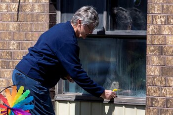 Una mujer deja una pequeña