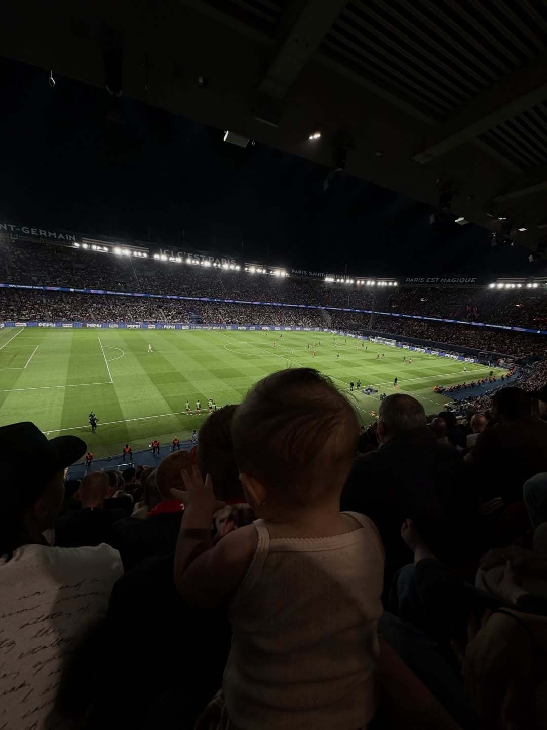 Una de las fotos más llamativas muestra a Alaia en el estadio Parc des Princes, sumando el plano deportivo a la experiencia personal