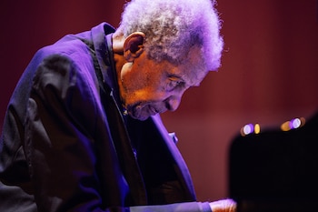 El pianista y compositor sudafricano Abdullah Ibrahim se presenta en el escenario del Festival Internacional de Jazz de Ciudad del Cabo, el 27 de marzo de 2026 (GIANLUIGI GUERCIA / AFP)