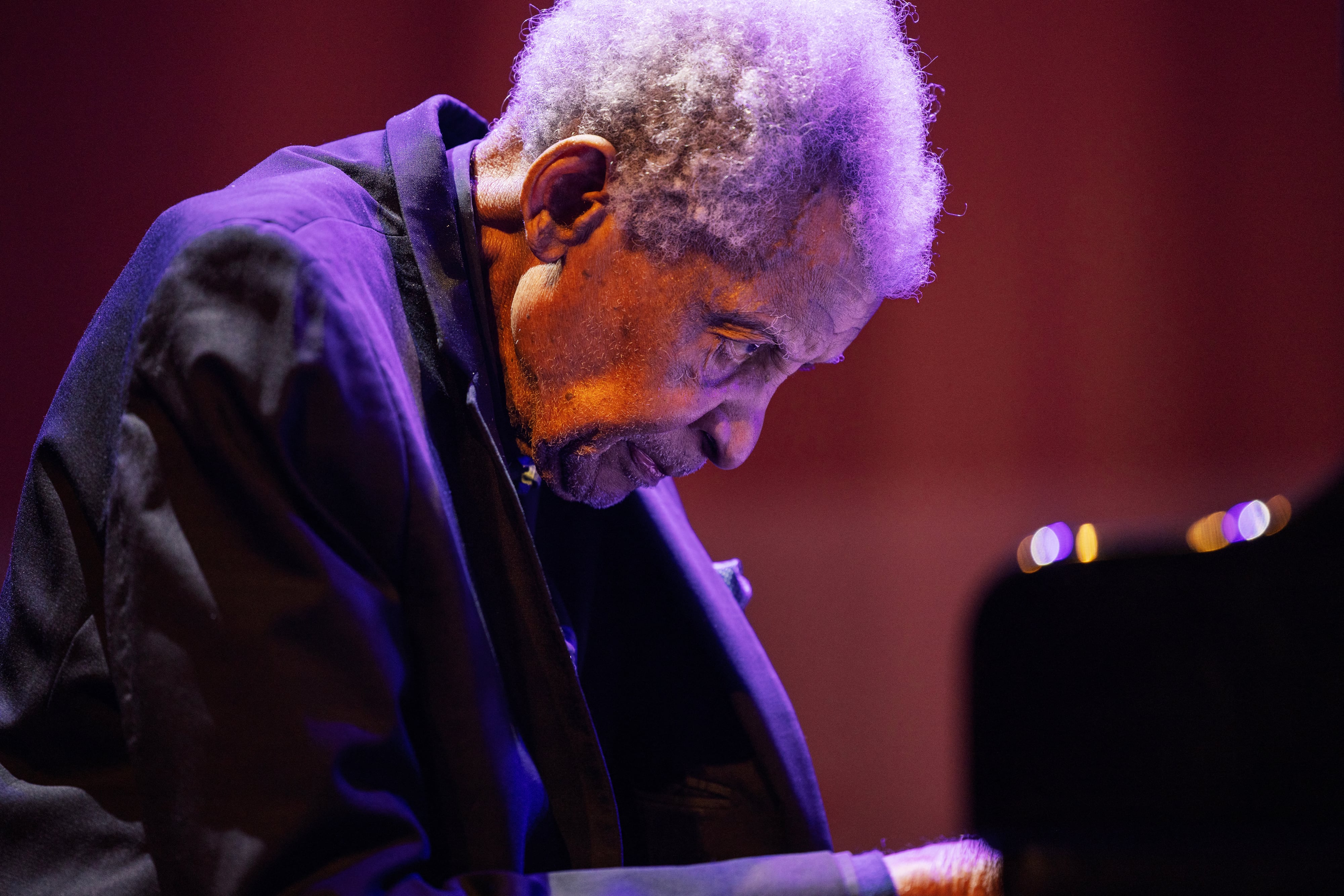 El pianista y compositor sudafricano Abdullah Ibrahim se presenta en el escenario del Festival Internacional de Jazz de Ciudad del Cabo, el 27 de marzo de 2026 (GIANLUIGI GUERCIA / AFP)