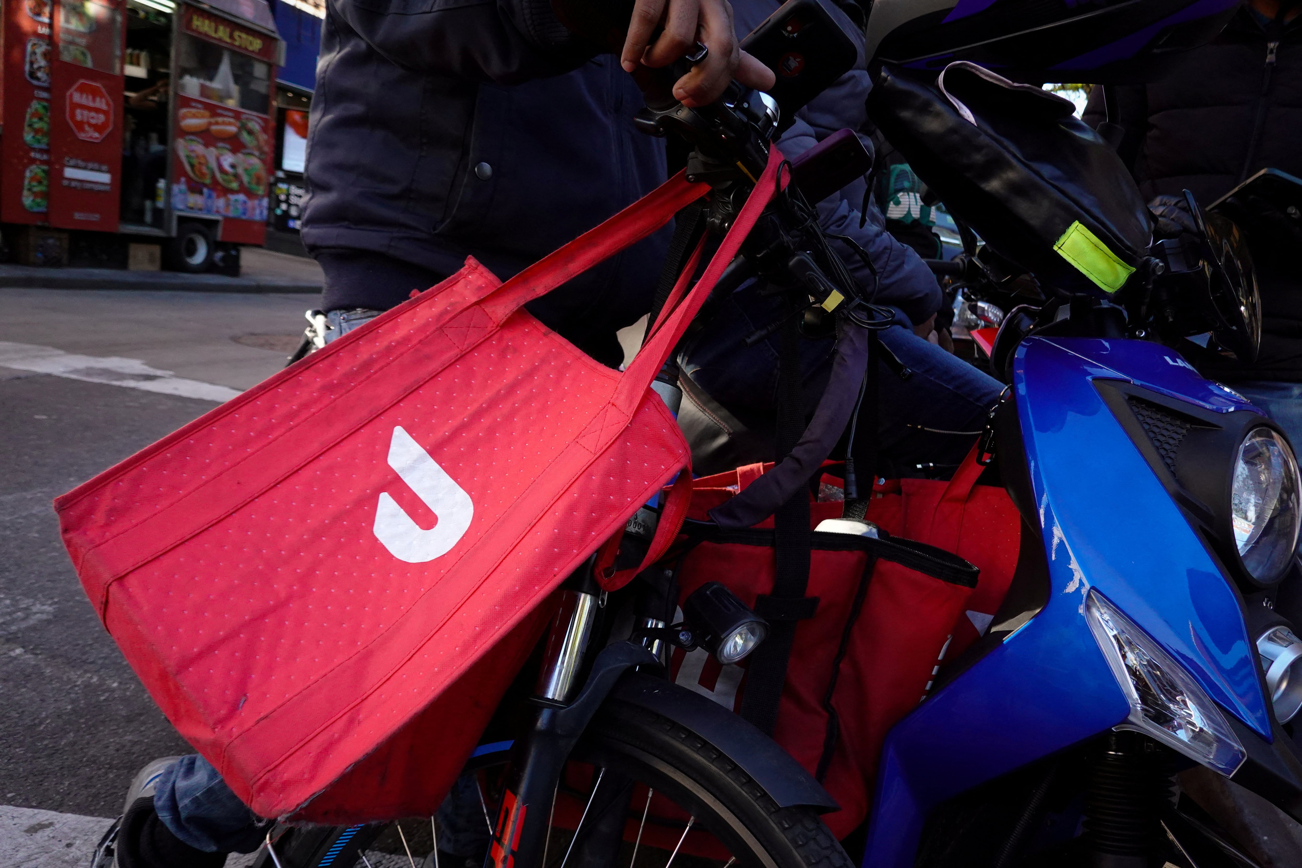 DoorDash adoptará el método municipal para calcular el tiempo de disponibilidad de los repartidores conectados a la aplicación. (REUTERS/Andrew Kelly/File Photo)