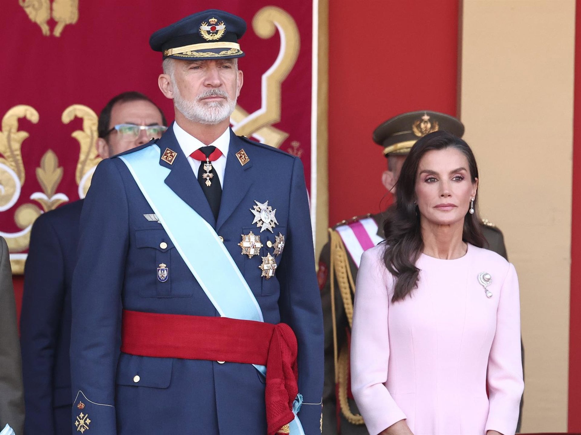 12/10/2026 La Reina Letizia recupera un vestido rosa de su armario y una joya histórica en el desfile del Día Nacional.La Reina Letizia ha vuelto a apostar por la moda española en una de las citas más señaladas de la agenda institucional. Con motivo del Día de la Hispanidad, este lunes 12 de octubre, ha recuperado un vestido rosa empolvado que ya lució durante el viaje de Estado a China del pasado año y lo ha combinado con una de las joyas más especiales del joyero real: un broche de diamantes y perlas que perteneció a la Reina Victoria Eugenia.POLITICA EUROPA ESPAÑA SOCIEDAD