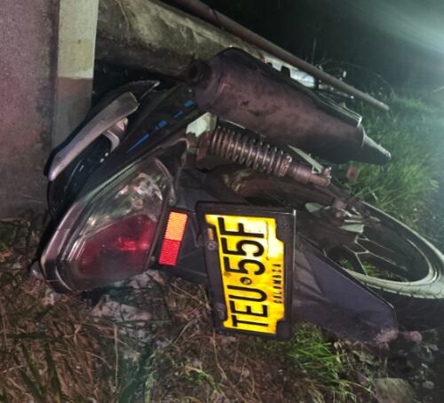 Según las autoridades, el accidente tuvo lugar en la intersección de la Calle 36 con Carrera 142, donde el conductor del vehículo particular, tras colisionar con la motocicleta, también chocó contra un poste de energía ubicado al borde de la vía - crédito Secretaría de Movilidad Cali