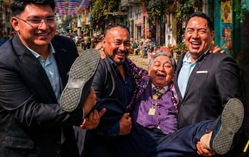 Carlos Bonavides alcanzó fama en Televisa por su personaje Huicho Domínguez y su participación en el videoclip refuerza el intercambio cultural entre México y Guatemala.