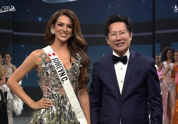 La peruana recibió su banda con su nombre de manos del presidente del certamen, Nawat Itsaragrisil.
