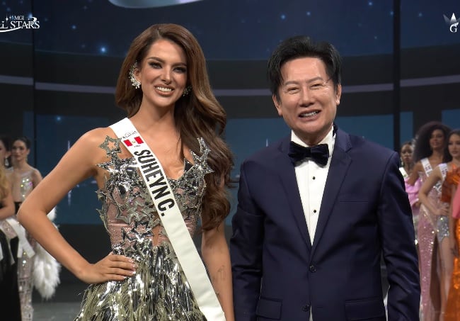La peruana recibió su banda con su nombre de manos del presidente del certamen, Nawat Itsaragrisil.