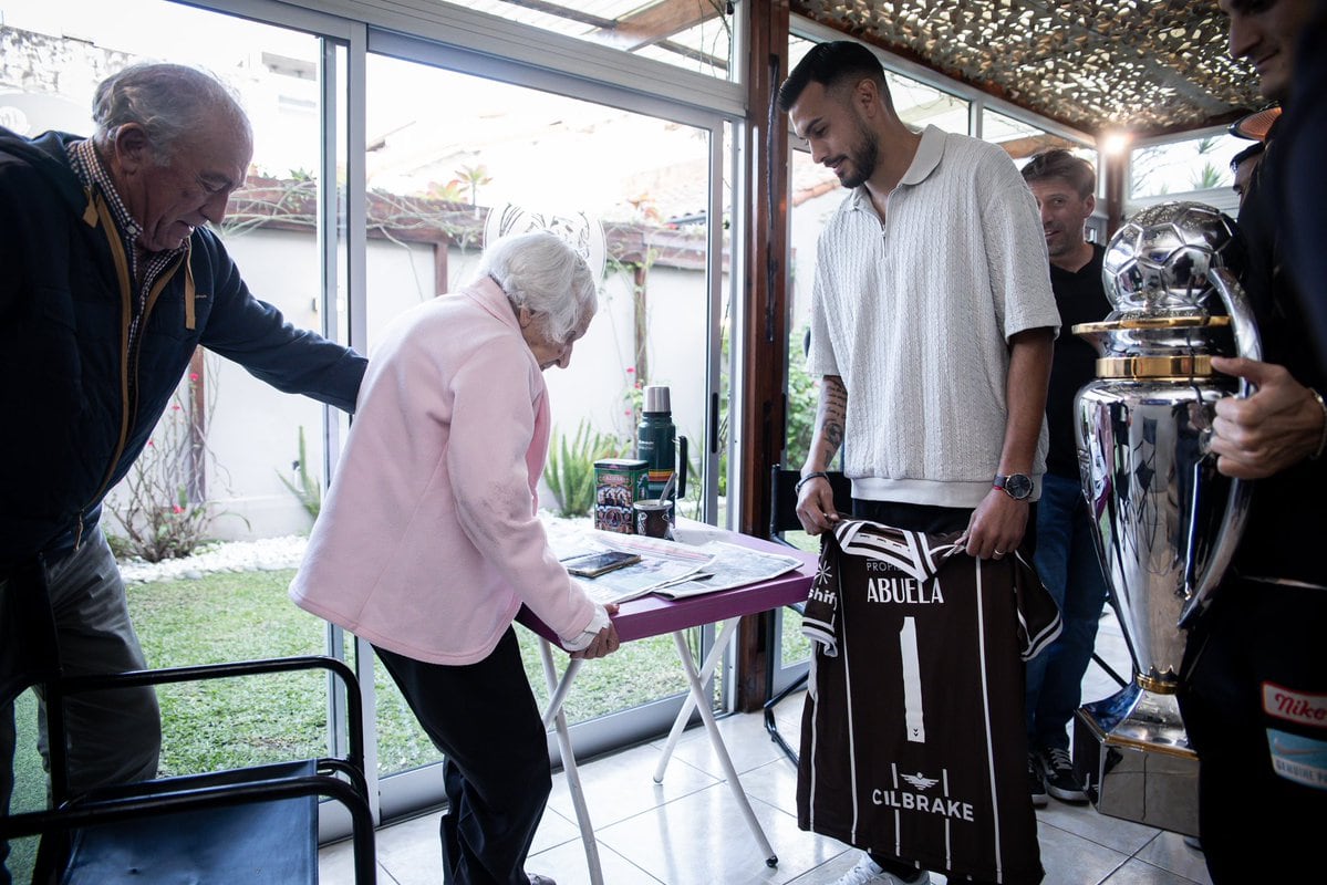 Nacho Vázquez, capitán del Calamar con la camiseta que le regalaron a Haydee (@caplatense)