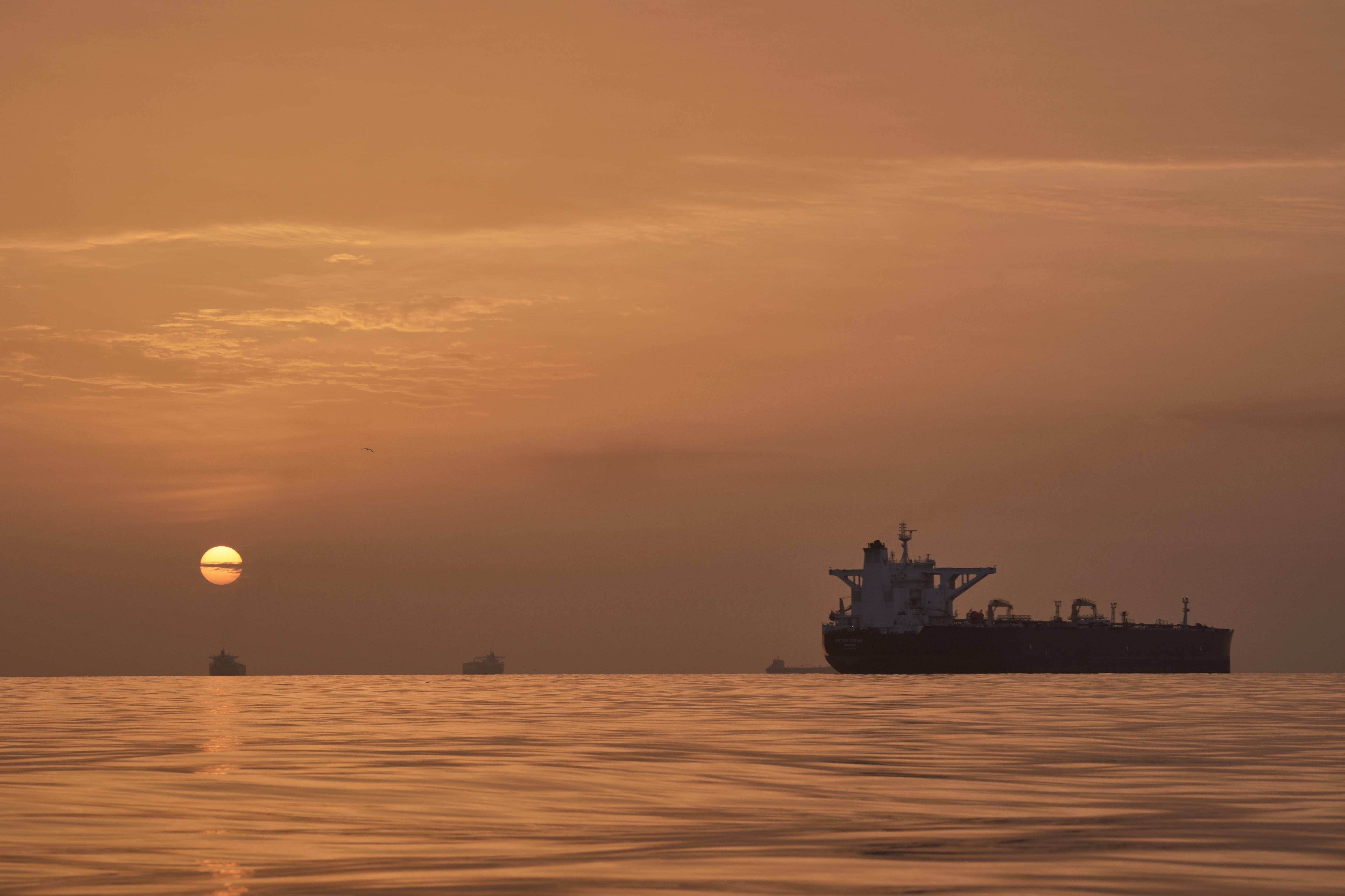 Estados Unidos evalúa una nueva coalición internacional para reactivar la circulación de barcos en el estrecho de Ormuz (AP)