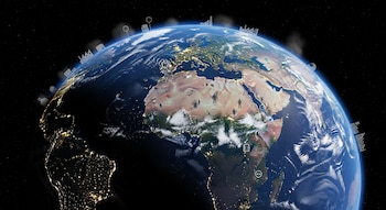 Vista de la Tierra desde el espacio, con continentes iluminados por luces nocturnas y siluetas humanas. Símbolos de fábricas y polución rodean el globo.