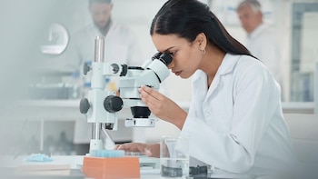 La convocatoria Ramón y Cajal 2025 destina 132,3 millones a 494 contratos de investigación posdoctorales