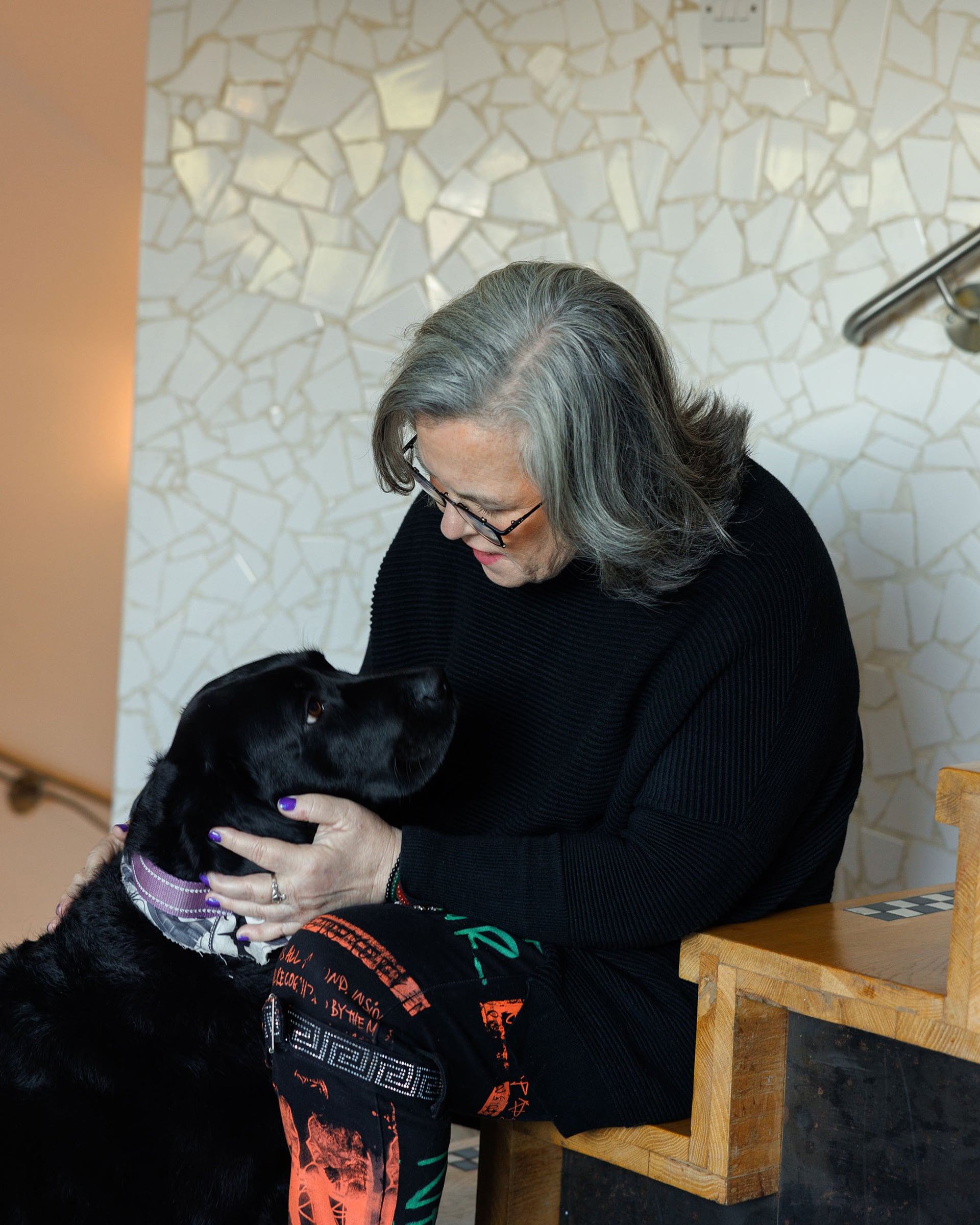 Rosie O’Donnell ha dedicado su vida a la maternidad, la filantropía y la defensa de causas sociales, motivada por su propia historia personal