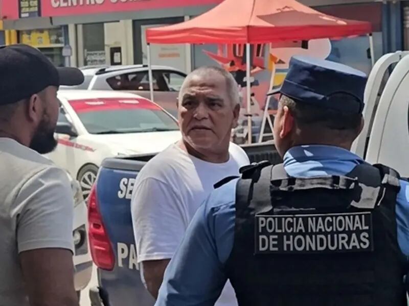 Las imágenes muestran al perro siendo arrastrado por un automóvil en la colonia López Arellano, en Choloma. (Foto: Redes sociales)