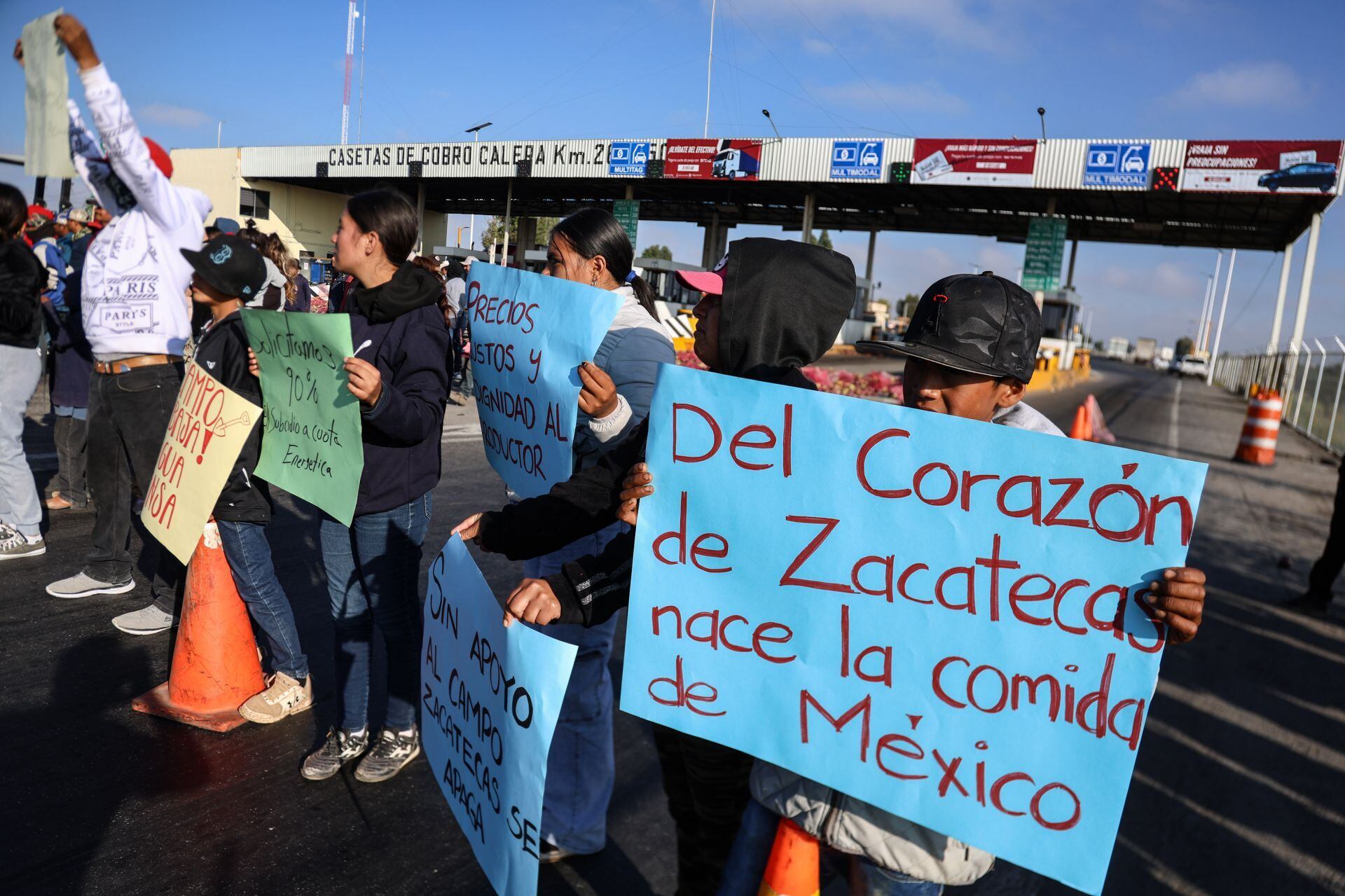 Bloqueos de agricultores se mantienen en estas carreteras