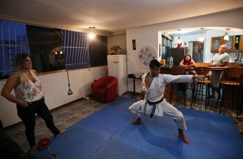 Foto del karateca venezolano Ricardo Perez entrenando ensu casa en medio de la pandemia de coronavirus.
May 8, 2020 REUTERS/Manaure Quintero