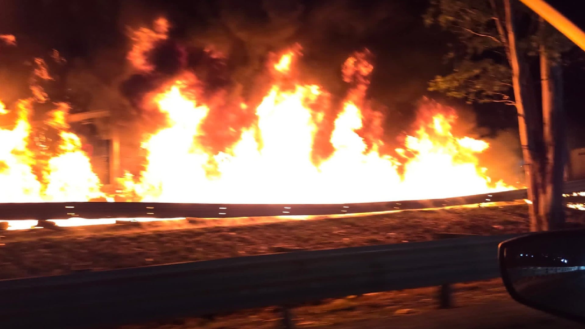 Choque de un tráiler termina en incendio en la autopista México-Querétaro (especial)