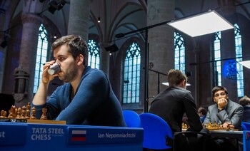 Ian Nepomniachtchi (i) y Magnus Carlsen (c, de espaldas a la cámara). EPA/KOEN SUYK/Archivo