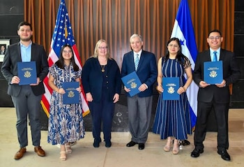 La encargada de Negocios de Estados Unidos, Colleen A. Hoey, se reunió con el ministro de Energía, Eduardo Oviedo. (Foto: Embajada EEUU en Tegucigalpa)