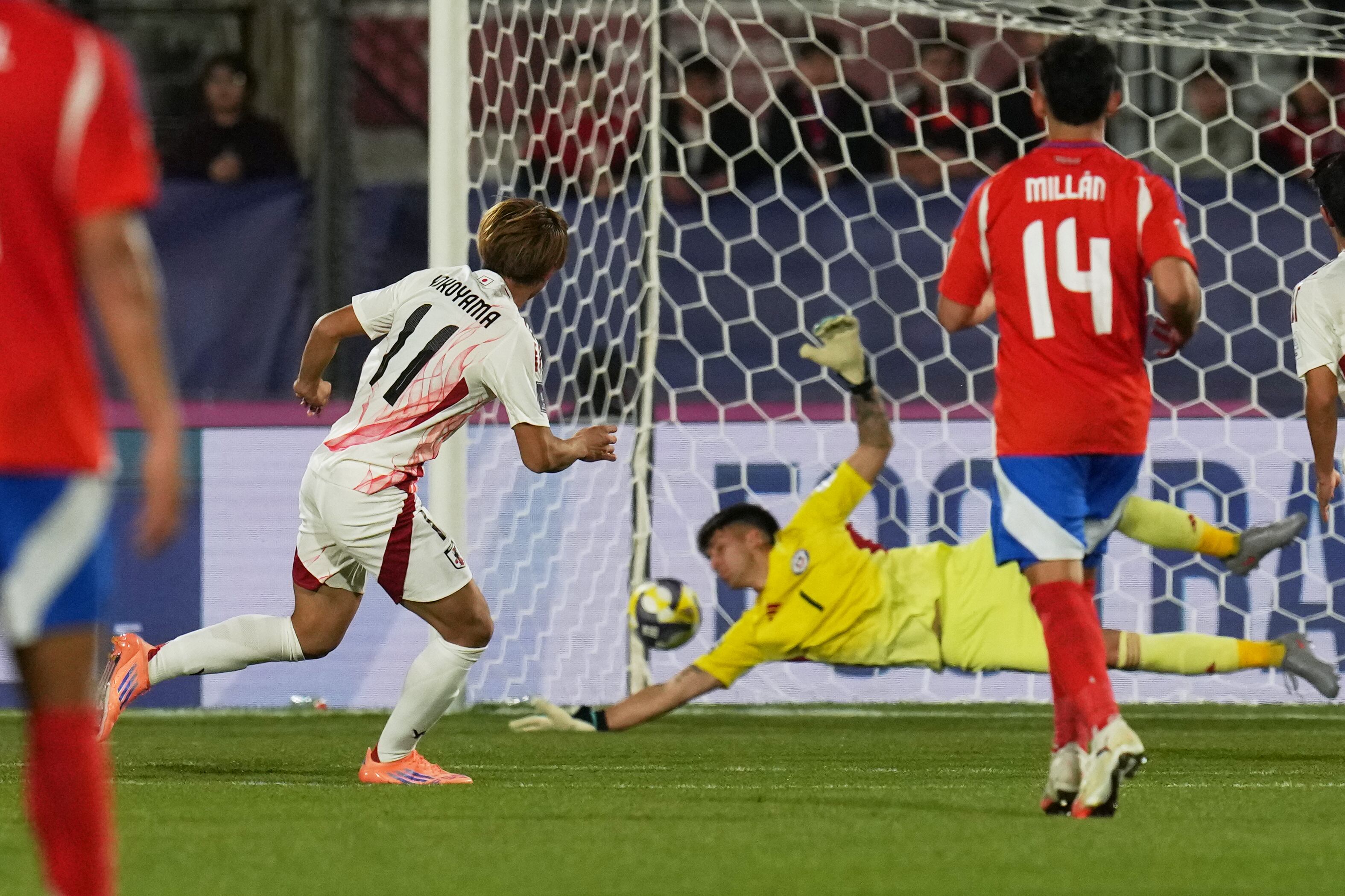 Chile clasificó como segundo del Grupo A tras una definición cerrada por fair play y jugará como local. (AP Foto/Esteban Félix)