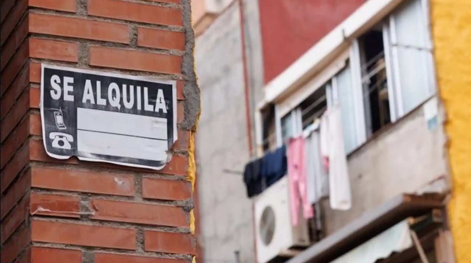Un cartel de un piso en alquiler. (EUROPA PRESS)